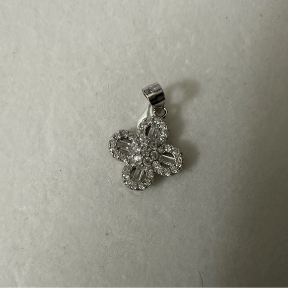 925 Sterling Silver flower Pendant - Picture 7 of 9